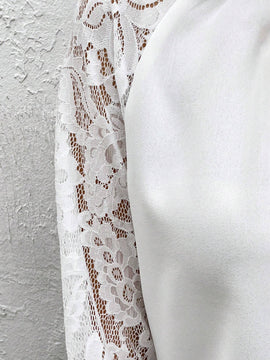 Camisa blanca elegante para mujer para uso diario y en el trabajo con diseno romantico y mangas de encaje empalmado y detalle de escote con cerradura
