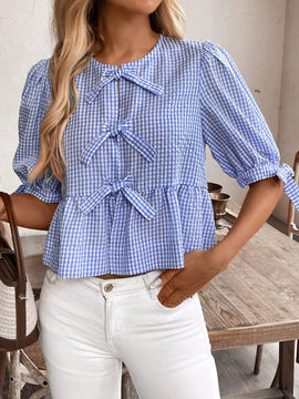 Frenchy Camisa de cuadros de manga corta con cuello redondo para mujeres con lazo en la parte delantera, dobladillo con volantes, suave y coa, elegante