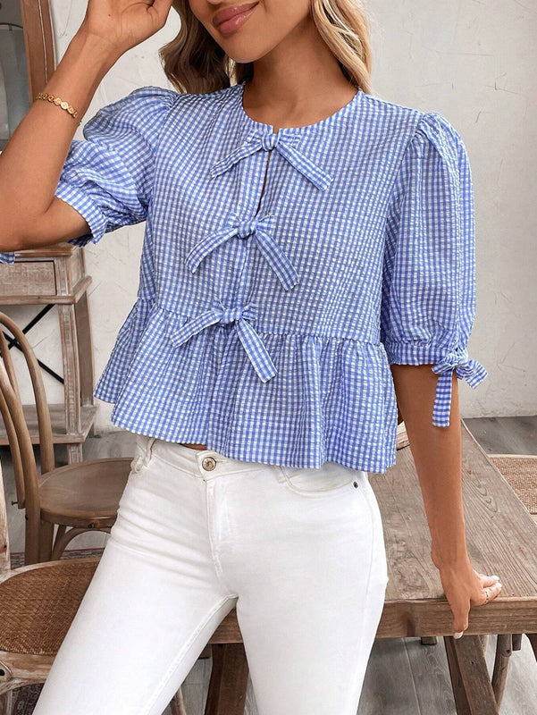 Frenchy Camisa de cuadros de manga corta con cuello redondo para mujeres con lazo en la parte delantera, dobladillo con volantes, suave y coa, elegante