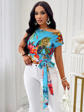 Blusa con estampado floral, cuello asimetrico y lazo delantero