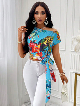 Blusa con estampado floral, cuello asimetrico y lazo delantero