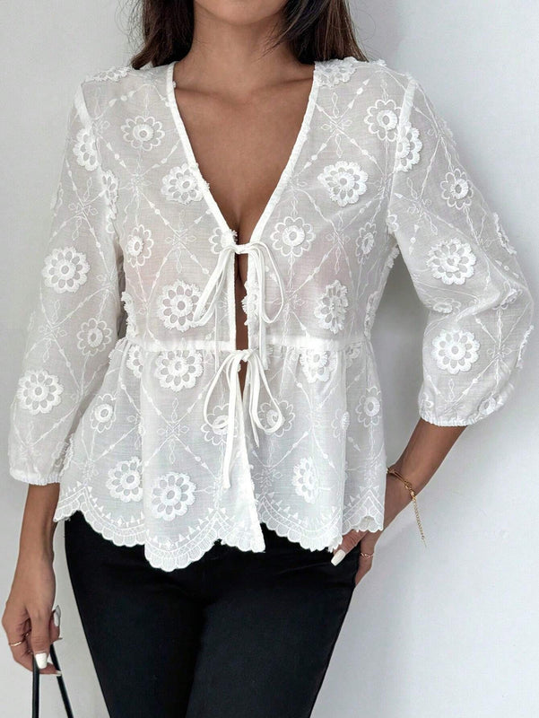 Camisa de mujer con bordado diario simple y cierre frontal con lazo