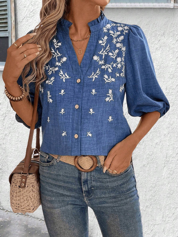 Camisa con textura bordada con cuello en V y mangas abullonadas con volantes