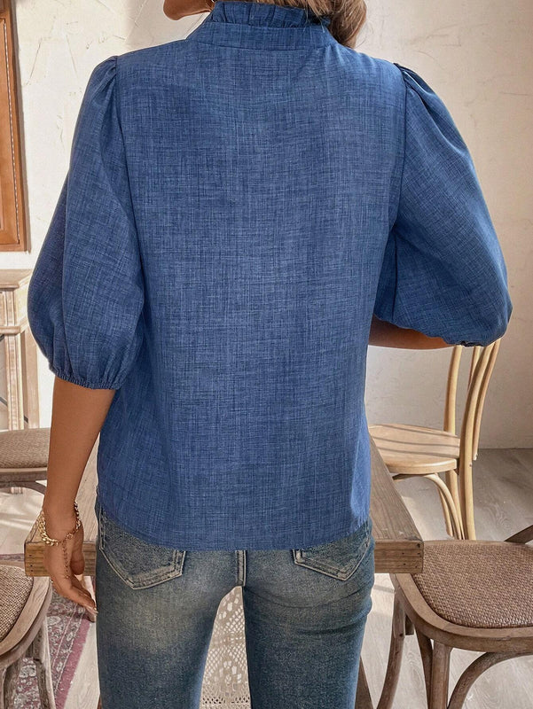 Camisa con textura bordada con cuello en V y mangas abullonadas con volantes