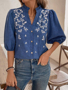 Camisa con textura bordada con cuello en V y mangas abullonadas con volantes