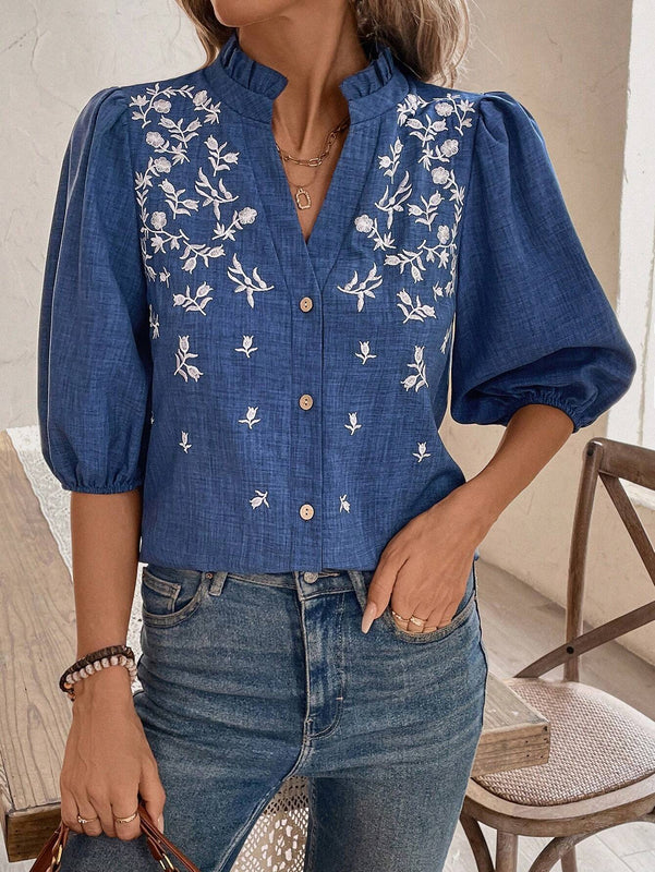 Camisa con textura bordada con cuello en V y mangas abullonadas con volantes
