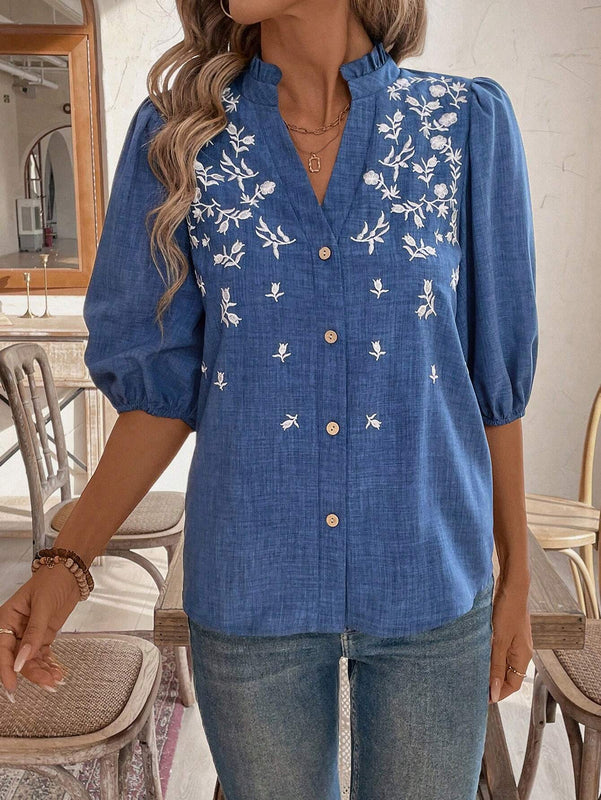 Camisa con textura bordada con cuello en V y mangas abullonadas con volantes