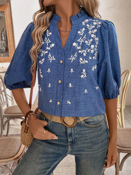 Camisa con textura bordada con cuello en V y mangas abullonadas con volantes