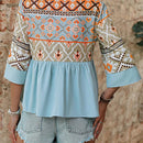 Blusa de mujer casual con estampado geometrico y cuello recortado