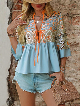 Blusa de mujer casual con estampado geometrico y cuello recortado