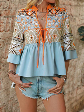 Blusa de mujer casual con estampado geometrico y cuello recortado