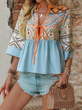 Blusa de mujer casual con estampado geometrico y cuello recortado