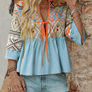 Blusa de mujer casual con estampado geometrico y cuello recortado