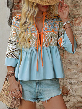 Blusa de mujer casual con estampado geometrico y cuello recortado