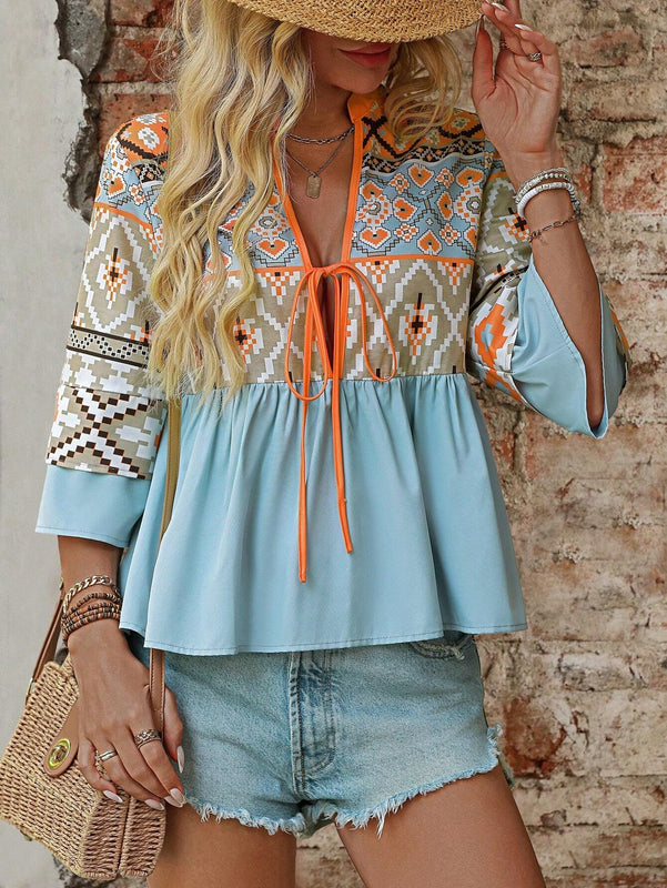 Blusa de mujer casual con estampado geometrico y cuello recortado
