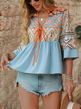 Blusa de mujer casual con estampado geometrico y cuello recortado