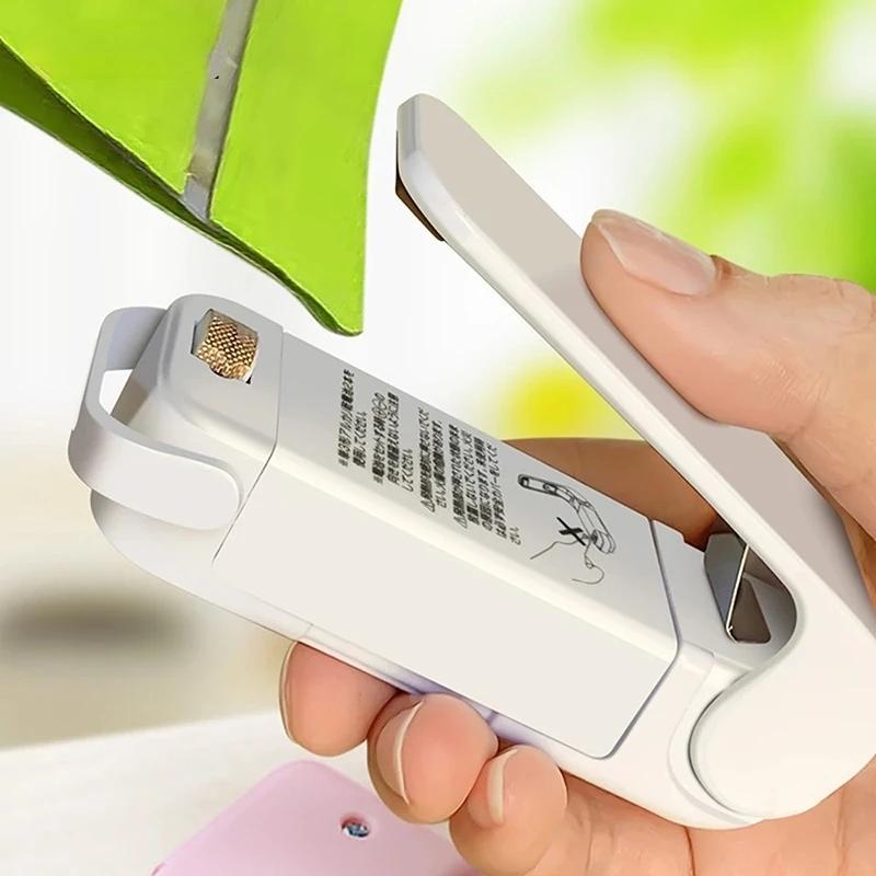 Una máquina portátil para sellar snacks, envase al vacío para bolsas de snacks. Una herramienta compacta para la conservación de alimentos que se puede reutilizar. Adecuado para sellar snacks en casa y conservar alimentos.