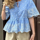 Camisa de mangas cortas con cuello redondo y frente atado para mujer con estampado aleatorio