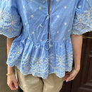 Camisa de mangas cortas con cuello redondo y frente atado para mujer con estampado aleatorio