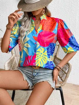 Camisa casual de vacaciones estampada tropical para mujer con escote dividido y mangas de linterna