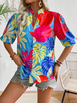 Camisa casual de vacaciones estampada tropical para mujer con escote dividido y mangas de linterna
