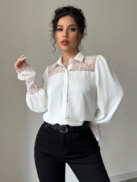 Elegante camisa de manga larga para mujeres con manga abullonada y diseno de empalme en encaje