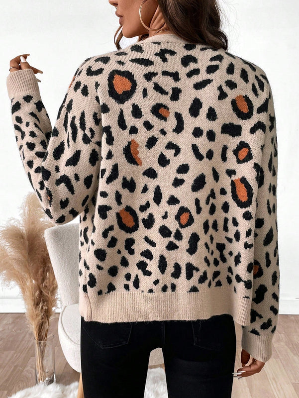 Essnce cardigan informal con botones al frente y hombros caidos con estampado de leopardo, apropiado para otono/invierno