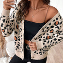 Essnce cardigan informal con botones al frente y hombros caidos con estampado de leopardo, apropiado para otono/invierno