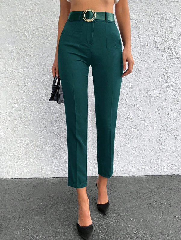 Pantalones cortos de color solido de ajuste delgado con bolsillos diagonales