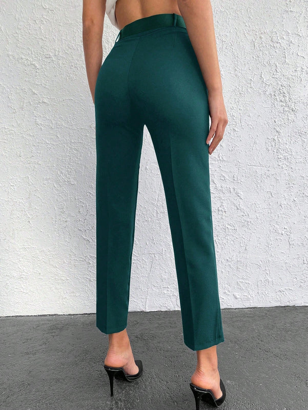Pantalones cortos de color solido de ajuste delgado con bolsillos diagonales