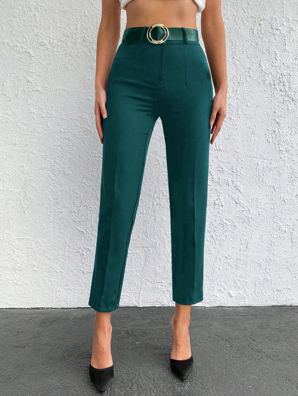 Pantalones cortos de color solido de ajuste delgado con bolsillos diagonales