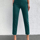 Pantalones cortos de color solido de ajuste delgado con bolsillos diagonales
