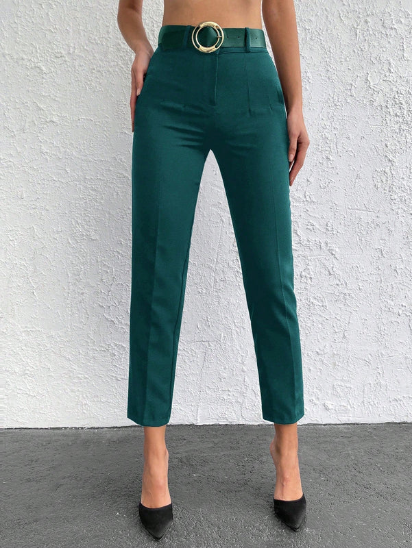 Pantalones cortos de color solido de ajuste delgado con bolsillos diagonales