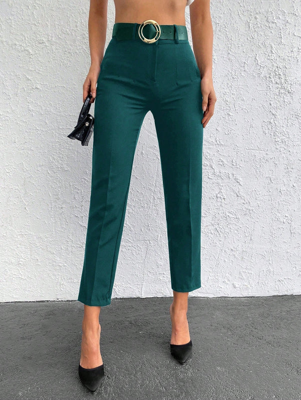 Pantalones cortos de color solido de ajuste delgado con bolsillos diagonales