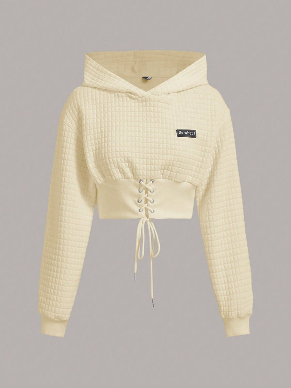 Ezwear capucha crop con slogan con parche con cordon delantero de hombros caidos