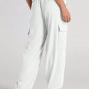 Pantalones de cargo con bolsillo con solapa, cordon ajustable y cintura elastica de saten para mujeres