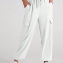 Pantalones de cargo con bolsillo con solapa, cordon ajustable y cintura elastica de saten para mujeres