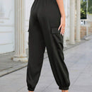 Pantalones de cargo con bolsillo con solapa, cordon ajustable y cintura elastica de saten para mujeres