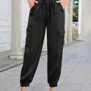 Pantalones de cargo con bolsillo con solapa, cordon ajustable y cintura elastica de saten para mujeres