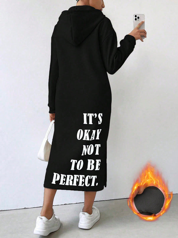 Relaxiva vestido sudadera casual de felpa con capucha, manga larga, bajo con abertura, cordon ajustable, estampado de lema para mujer, otono/invierno