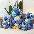 Muñeco de Peluche de Stitch de Disney con Patito - Muñeca Azul de Dibujos Animados Linda, Kawaii para Decoración, Adorno para el Coche, Regalo Ideal para Cumpleaños, Navidad, Halloween, Pascua