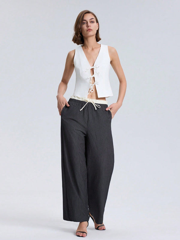 Pantalones de pierna ancha con bolsillo, cintura con cordon y estampado a rayas en color contrastante