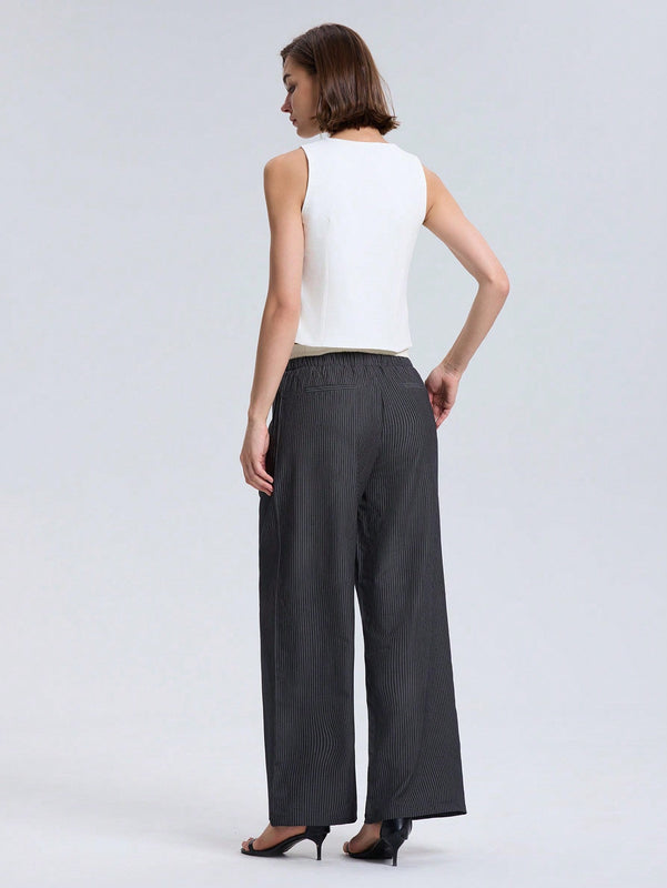 Pantalones de pierna ancha con bolsillo, cintura con cordon y estampado a rayas en color contrastante