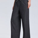 Pantalones de pierna ancha con bolsillo, cintura con cordon y estampado a rayas en color contrastante