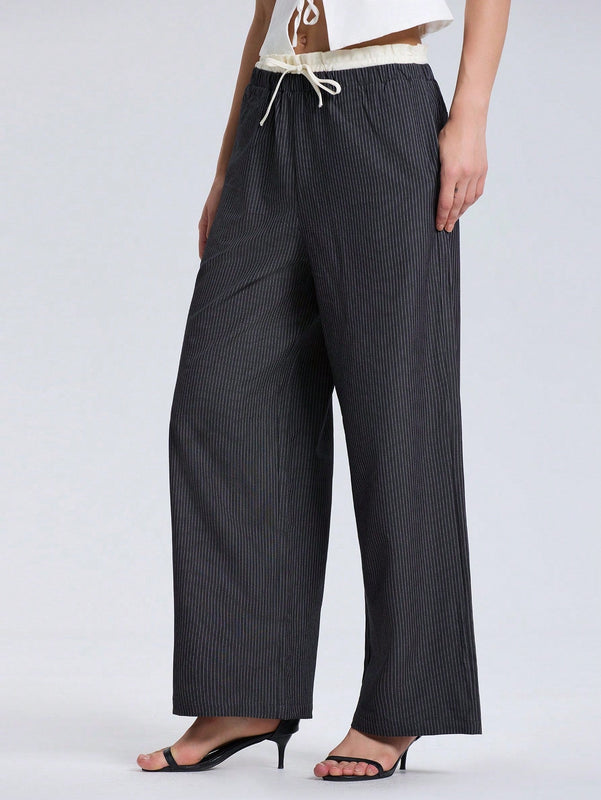 Pantalones de pierna ancha con bolsillo, cintura con cordon y estampado a rayas en color contrastante