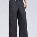Pantalones de pierna ancha con bolsillo, cintura con cordon y estampado a rayas en color contrastante