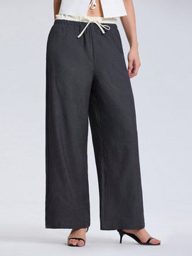 Pantalones de pierna ancha con bolsillo, cintura con cordon y estampado a rayas en color contrastante