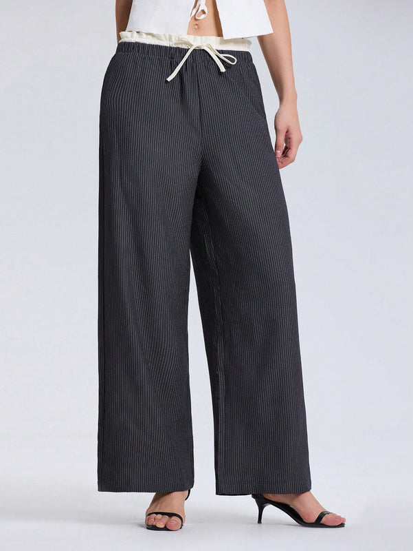 Pantalones de pierna ancha con bolsillo, cintura con cordon y estampado a rayas en color contrastante