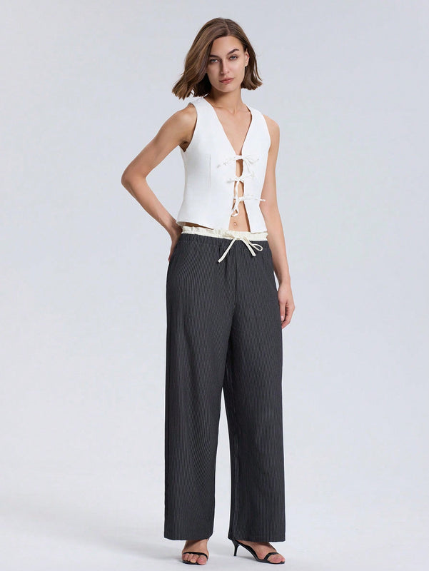 Pantalones de pierna ancha con bolsillo, cintura con cordon y estampado a rayas en color contrastante