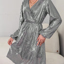 Vestido de mujer con mangas farol brillantes